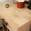 Table de chevet pour chambre à coucher, élégante table de chevet brune avec tiroir coulissant lisse et tablette ouverte pour un rangement supplémentaire, parfaite pour les petites pièces et les décors modernes.
