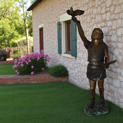 Statue fille en sable avec deux oiseaux - sculpture moderne Hoosier fabriquée à la main, L 25 po x l 20 po x H 42 po