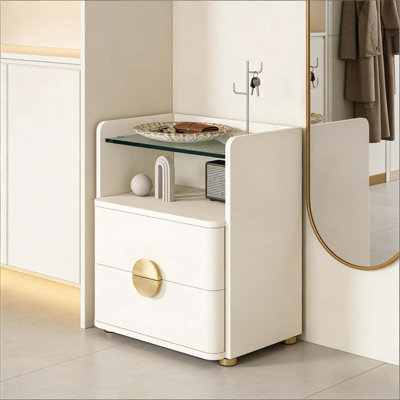 Table de chevet minimaliste avec fabrication en verre trempé et en bois, deux tiroirs et une niche ouverte pour le rangement et l'organisation de la chambre à coucher intelligente.