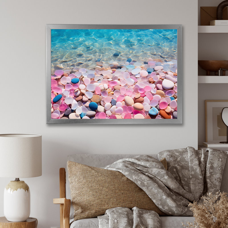 Cailloux roses sur une plage bleue azur sur toile, Cadre photo argenté, H 12 po x l 20 po x P 1 po