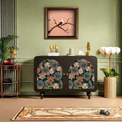 Armoire de rangement avec poignées en laiton et plateau large