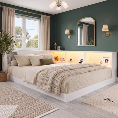 Lit de jour blanc Queen, lit plateforme moderne en bois avec étagères de rangement ouvertes, bande lumineuse DEL d'ambiance et station de chargement USB, sommier non requis