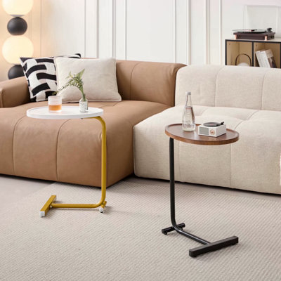Table d'appoint brune en forme de C