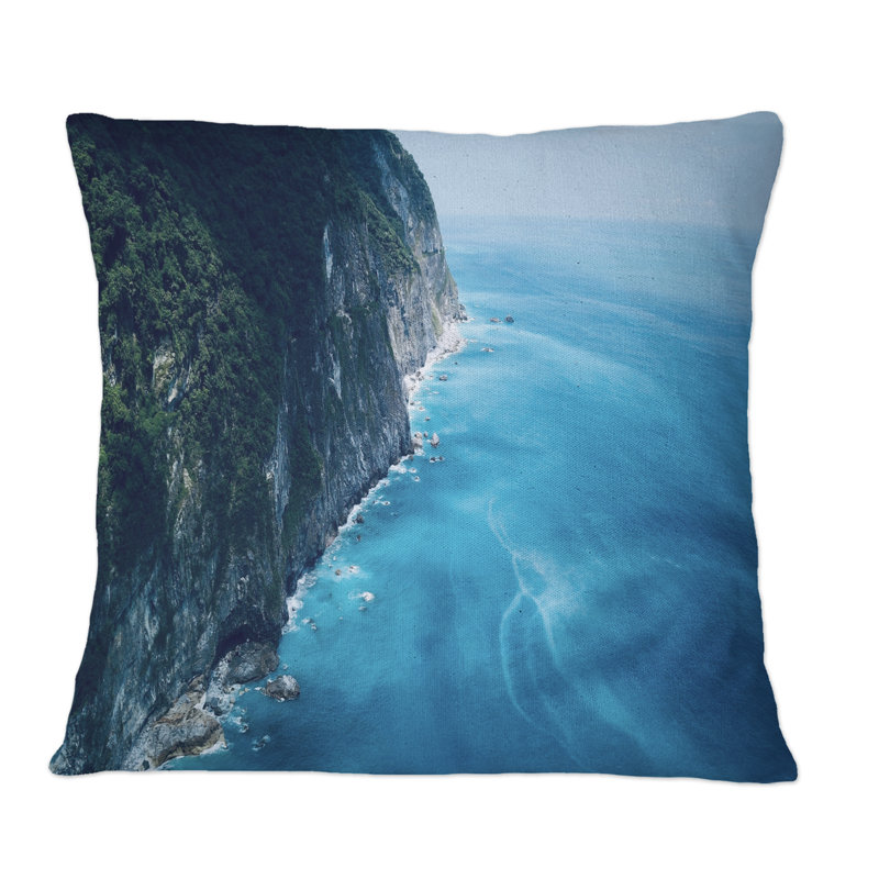 Coussin décoratif imprimé océanique et côtier Aeral View Of Ocean By The Mountains, 18 po x 18 po