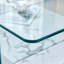 Table basse moderne à deux niveaux - verre trempé transparent et texture de marbre blanc, design de rangement multifonctionnel
