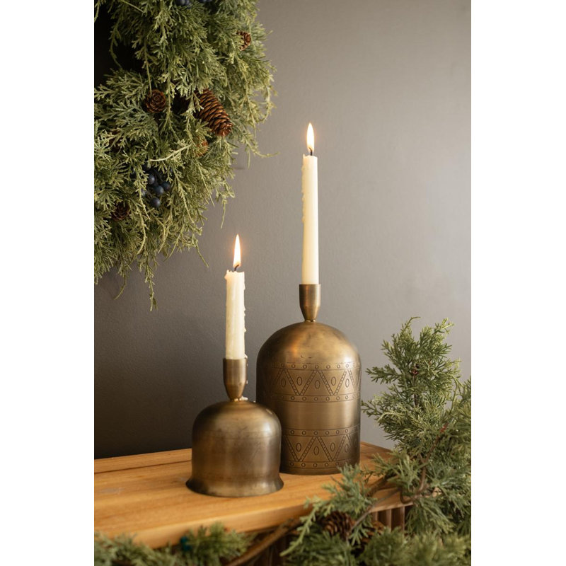 Ensemble de deux porte-bougies en laiton antique