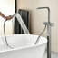 Robinet de baignoire autoportant à fixation au sol avec douche à main-128509618