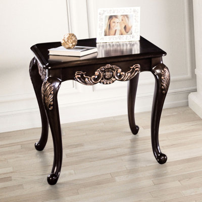 1 table de bout de style traditionnel avec finition cerisier foncé, bois massif, pieds et accents décoratifs, l 28,5 po x P 26,5 po x H 24,5 po, cerise carrée, détails dorés, détails,