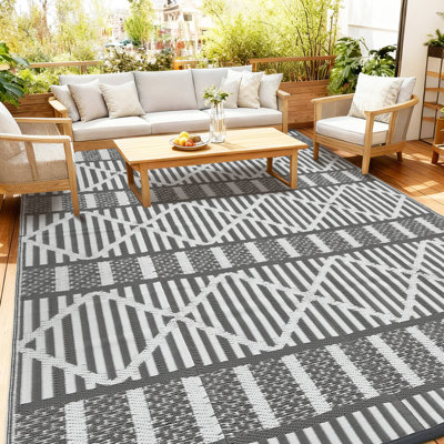 Tapis d'extérieur réversible imperméable pour le camping, les véhicules récréatifs et le patio - Tapis de paille en plastique léger, résistant aux rayons UV, facile à nettoyer, avec sac de transport et piquets (gris et blanc, 9 x 12 pi, spécifications américaines)