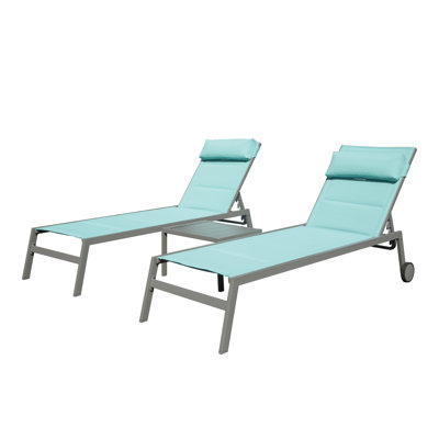 Ensemble de 3 chaises longues d'extérieur pour patio avec table d'appoint - chaises longues de piscine réglables en aluminium avec roulettes, fauteuils inclinables rembourrés Textilene pour la cour et la plage