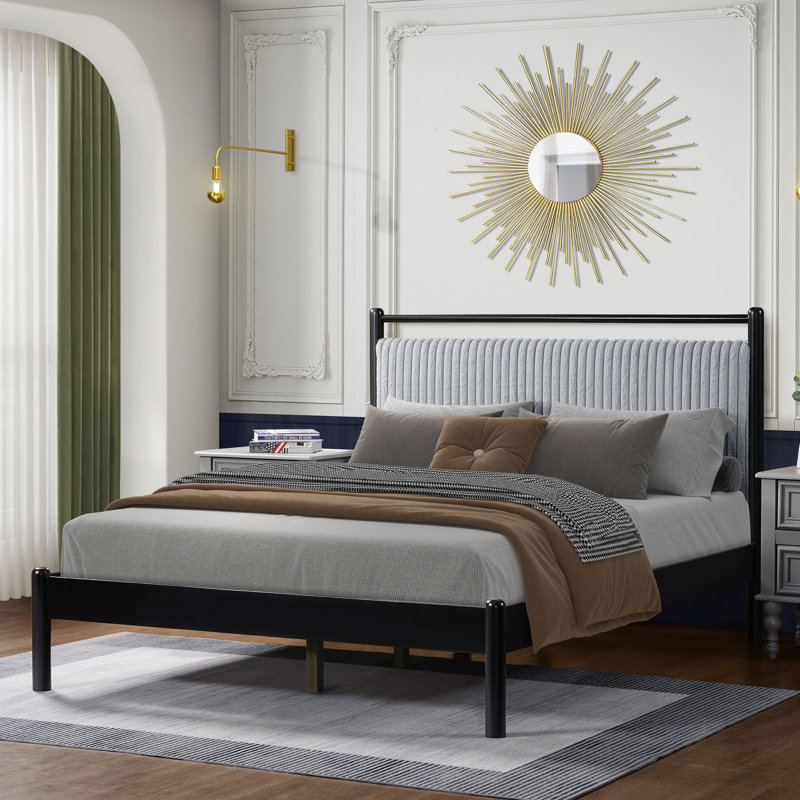 Lit double à panneau avec tête de lit gris doux moelleux, structure de style noir, système silencieux, pieds moyens pour la chambre à coucher