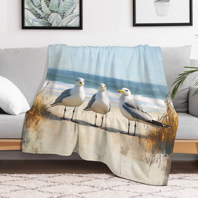 Trois mouettes sur la plage de sable près de l'océan, jeté en flanelle de luxe, couverture douce et chaude pour le canapé-lit du salon