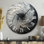 Horloge murale grise et noire