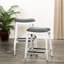 Tabouret de bar de 30 po de hauteur, siège en cuir reconstitué gris, blanc, rehausse le style du tabouret de cuisine avec une finition blanche, crée une atmosphère