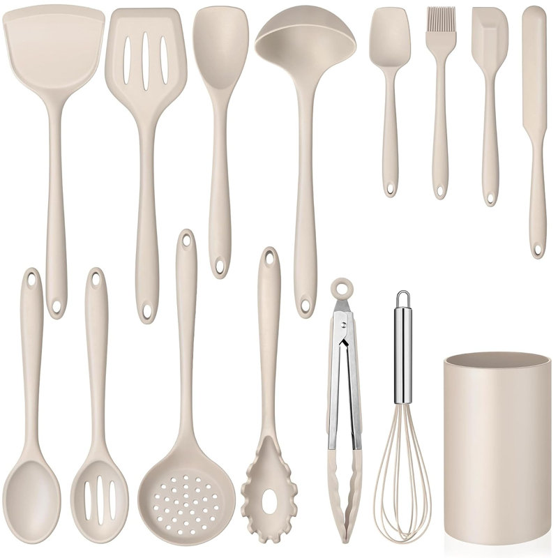 Ensemble de 15 ustensiles de cuisine en silicone de couleur kaki.
