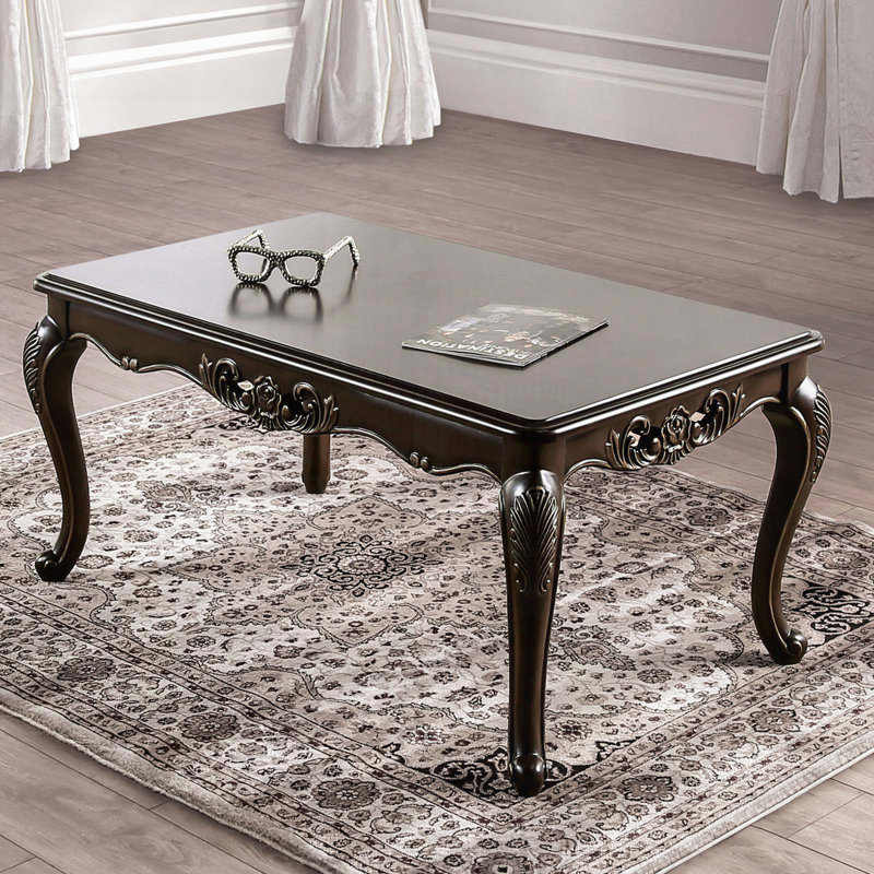 Table basse traditionnelle avec détails sculptés et pieds en cabriole