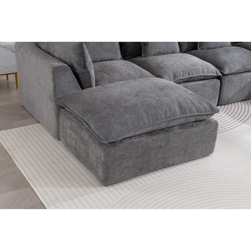 Canapé d'angle modulaire surdimensionné Cloud Couch de 330 cm de large, offrant un confort optimal et une assise large et profonde. Revêtement en tissu gaufré, 4 places avec 2 poufs.