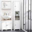 Grande armoire de rangement autoportante pour salle de bain - 2 tablettes et 2 armoires en lin blanc avec rangement au sol étroit de style moderne pour la décoration intérieure