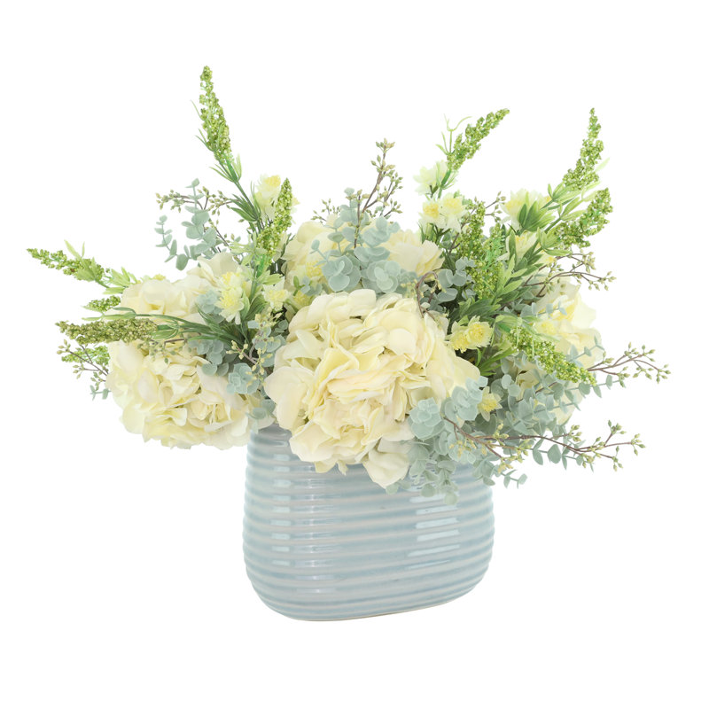Centre de table printanier avec hortensias, eucalyptus et bruyère