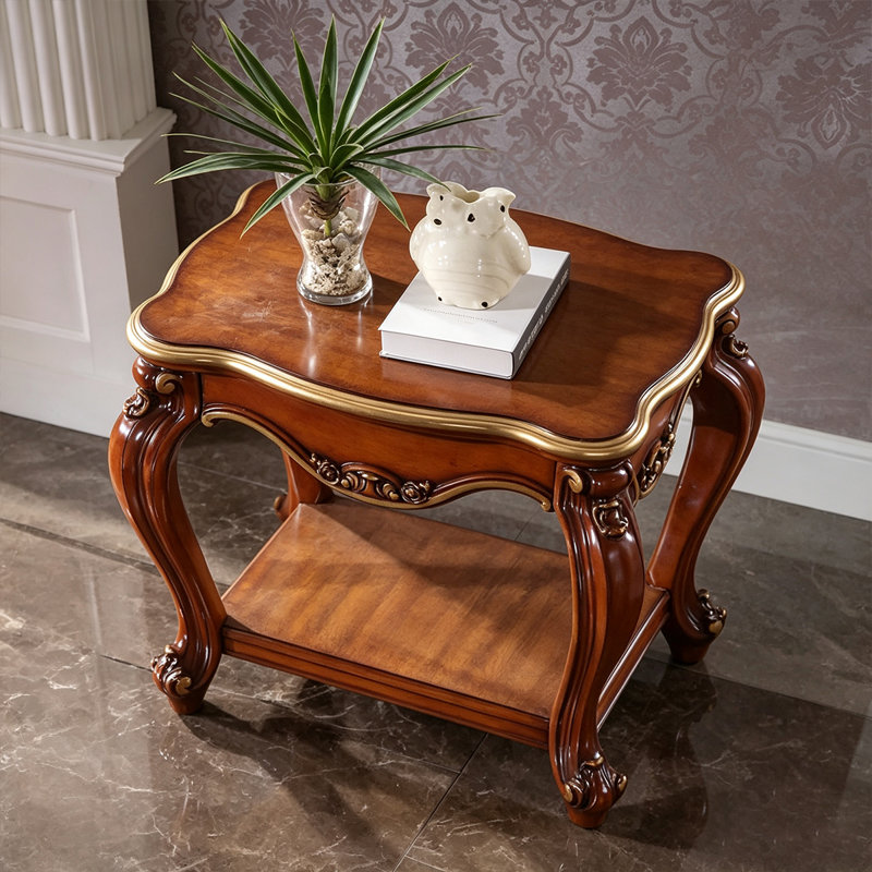 Table d'appoint traditionnelle de 27 pouces, sculptée, dorée et festonnée