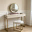 Tabouret de coiffeuse minimaliste moderne en fausse fourrure blanche avec structure en métal doré et miroir rond HD à base rose