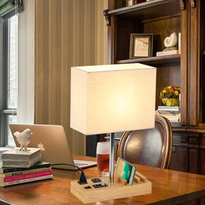 Lampe de bureau avec 3 ports de charge USB, lampe de table avec 2 prises CA et 3 supports pour téléphone, lampe de chevet avec base en bois naturel et abat-jour en lin crème