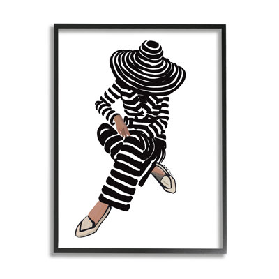 «Stripes Pattern Woman Sitting Fashion Portrait» par Amelia Noyes - cadre photo, impression sur bois