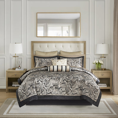 Chambre double avec 12 pièces et draps en coton noir