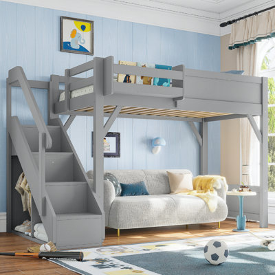 Lit mezzanine simple avec garde-robe et espace de rangement intégrés, lit mezzanine en bois massif avec tablettes à côté, garde-corps pleine longueur et escalier, sans sommier, gris