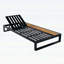Structure de chaise longue d'extérieur en fer noir et teck avec capacité de poids de 400 lb, dossier réglable à 5 positions et rangement latéral pour terrasse