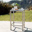Table de bar d'extérieur grise avec structure en aluminium et plateau en verre