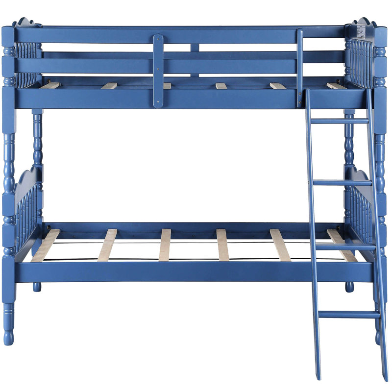 Lit simple superposé au-dessus d'un lit bleu avec configuration intégrée et polyvalente du système de lattes.