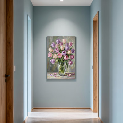 Tulipes de la Saint-Valentin dans un vase aux couleurs pastel douces
