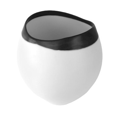 Vase blanc éclipse avec vase noir