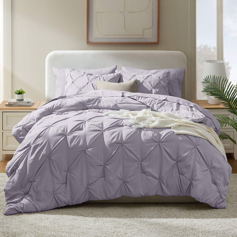 Ensemble d'édredon plissé avec draps Bed-in-a-Bag, Gris lavande, Édredon de très grande taille et 6 pièces suppl