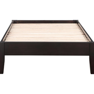 Lit plateforme simple Cappuccino, idéal pour les chambres à coucher spacieuses, avec des pieds fuselés, ajoutant une touche contemporaine à