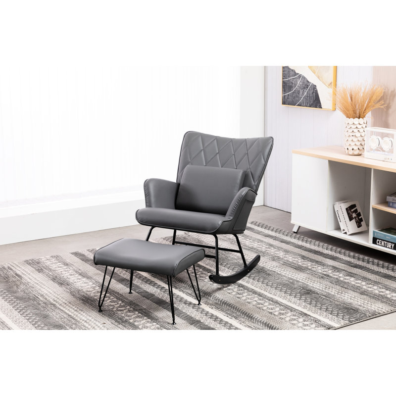 Une chaise berçante grise offre un endroit confortable pour se détendre