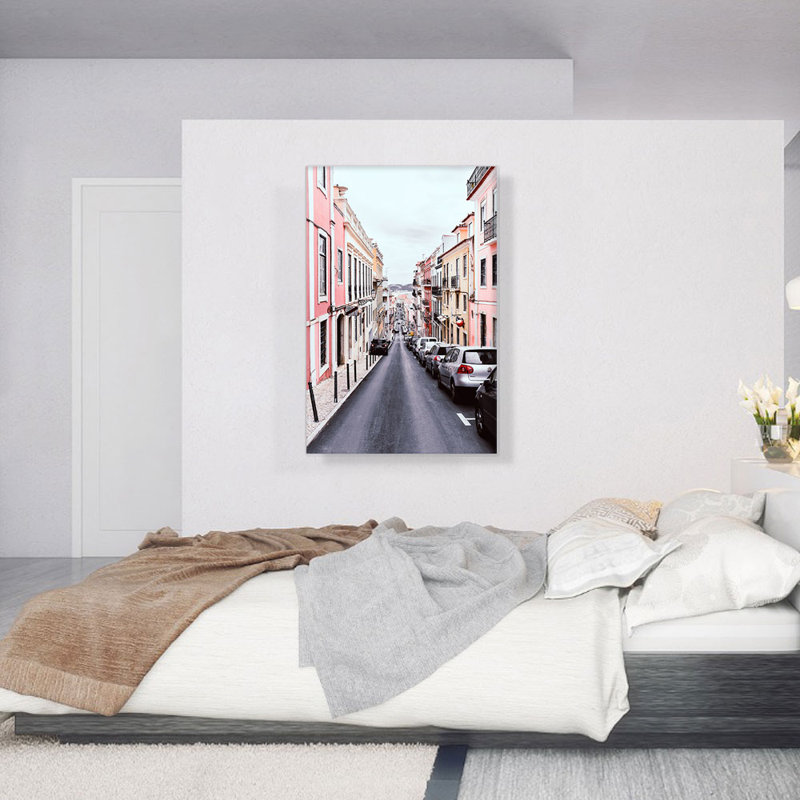 Downhill Street Lisboa Portugal - reproduction de photo sur toile tendue, H 40 po x l 26 po x P 0,75 po