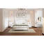 Chambre blanche avec lit plateforme en bois et deux tables de chevet 3 charmantes -