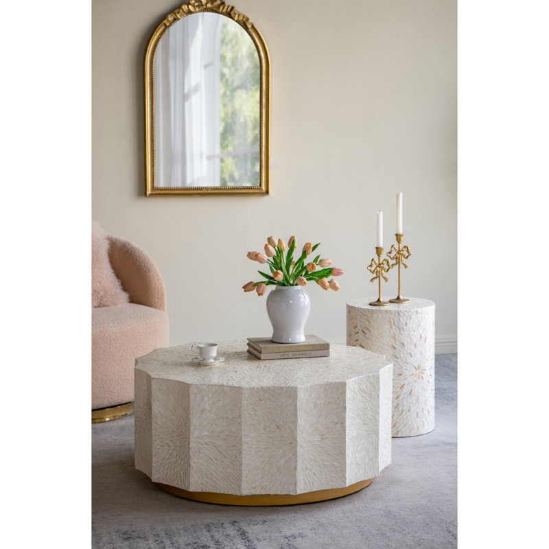 Table basse géométrique 35,5 x 35,5 x 16 po avec base en bois et motif Capiz blanc et noir