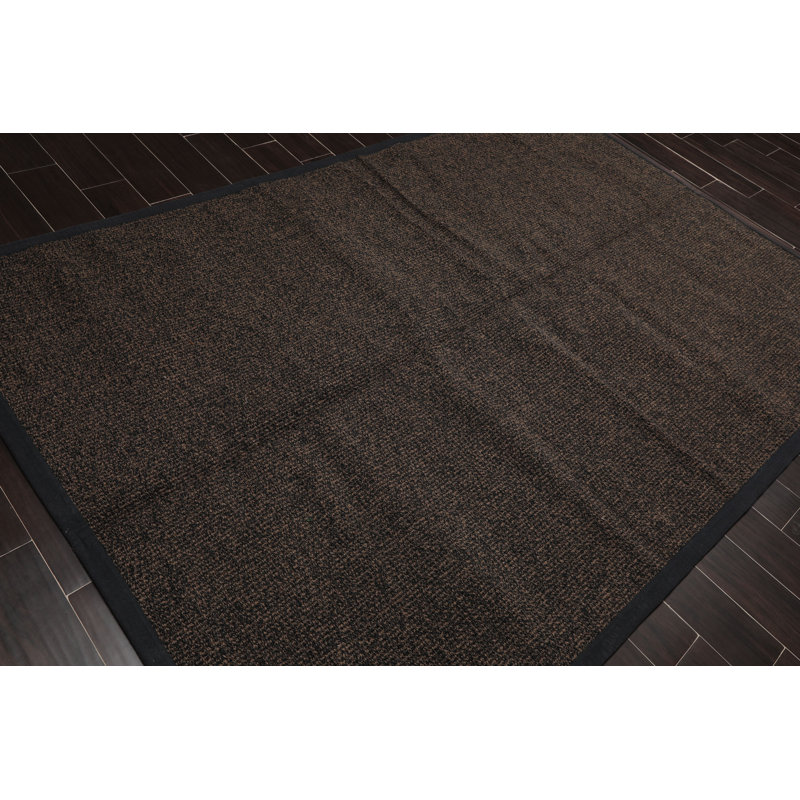 Tapis noir en laine crocheté
