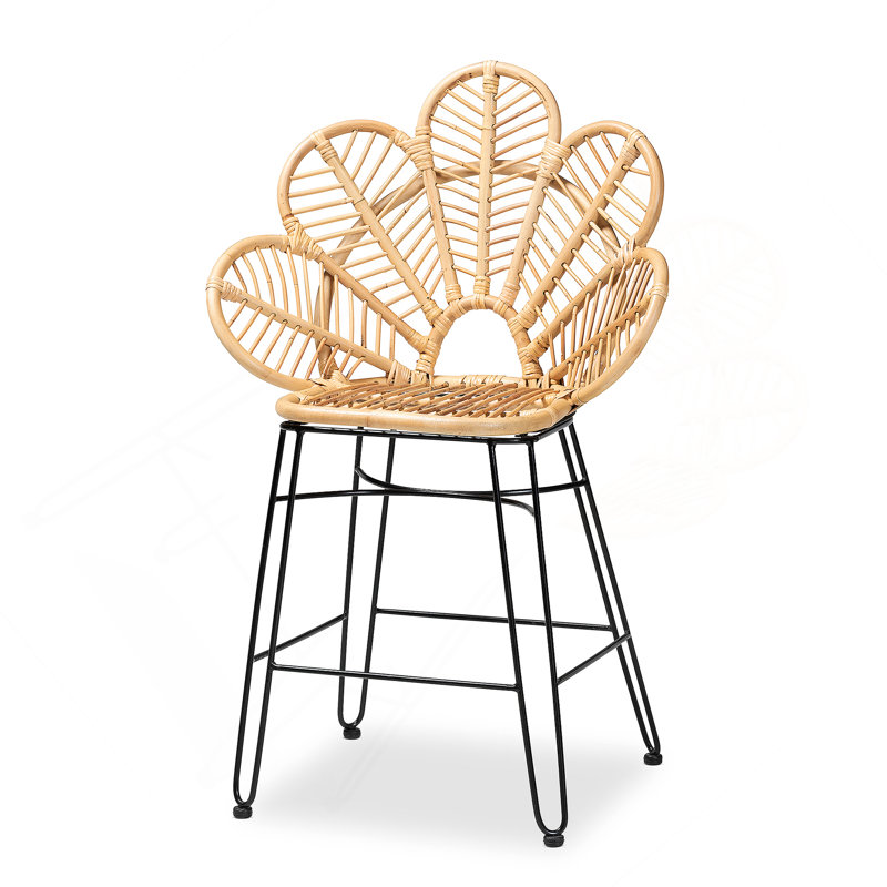 Tabouret de comptoir moderne de style bohémien avec rotin naturel et fer, dossier en forme de feuille pour plus de confort et de style.