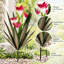 Statue de jardin en métal de 40 cm (16 pouces) représentant un agave, ornée de 2 lys rouges.