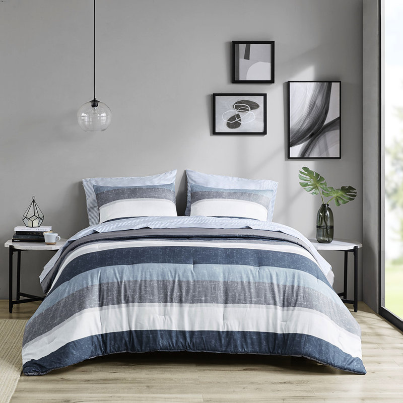 Literie simple bleue / grise avec édredon à rayures. . Comprend l'édredon, les taies décoratives, les draps et les taies d'oreiller. Convient à un matelas de 14 po ou moins. Lavable à la machine. Draps de lit élégants. Tissu. Rembourrage.