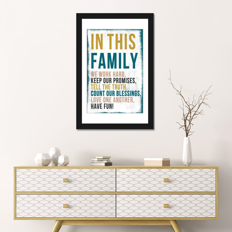 «In This Family», art textuel sur toile, H 32 po x l 24 po x P 1 po, Papier d'art encadré noir, Blanc