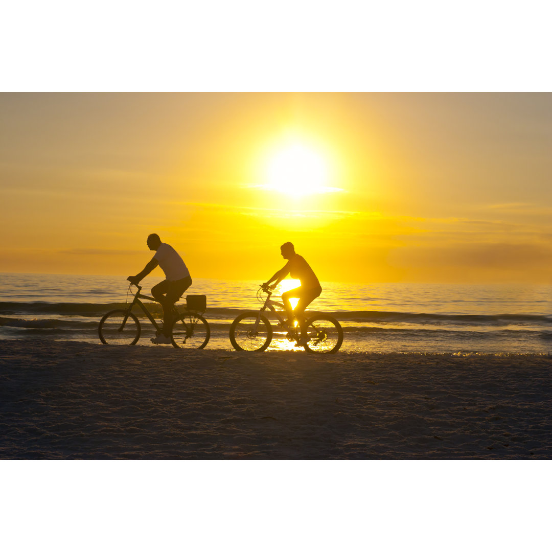 Paar auf dem Fahrrad bei Sonnenuntergang von Wicki58 - Ohne Rahmen auf Leinwand drucken