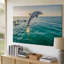 Toile, une scène vibrante de dauphins sautant gracieusement du cristal-71542302