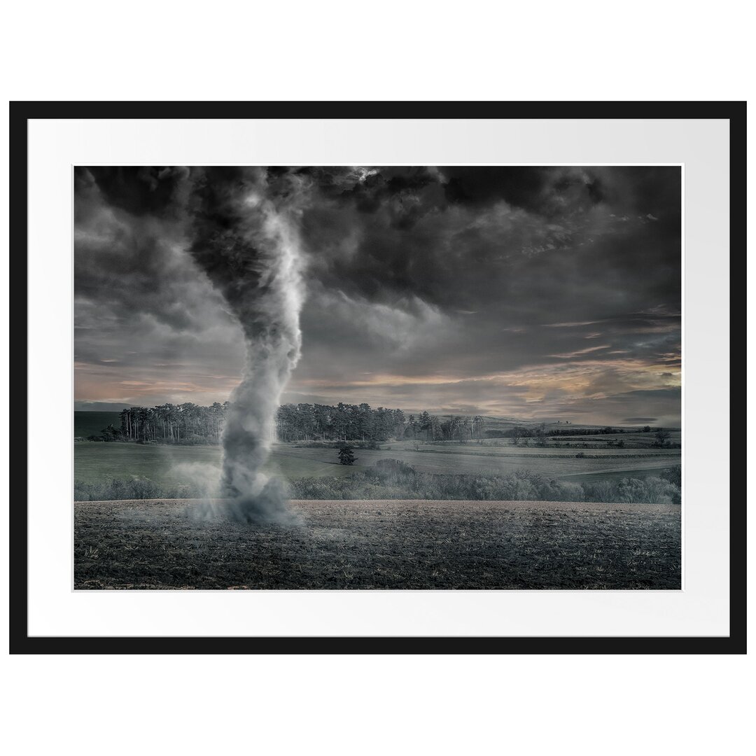 Gerahmtes Poster Schwarzer Tornado auf dem Feld