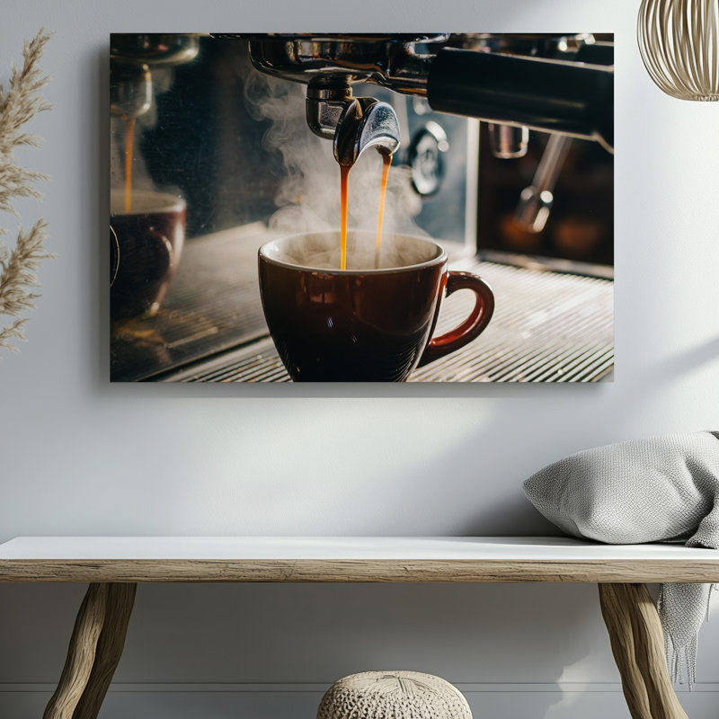 Reproduction d'art sur toile, "Gros plan d'une tasse de café fumante" placée sous une machine à espresso brillante