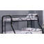 Lit simple superposé au dessus d'un lit double en métal de style contemporain avec échelle en angle-768988522
